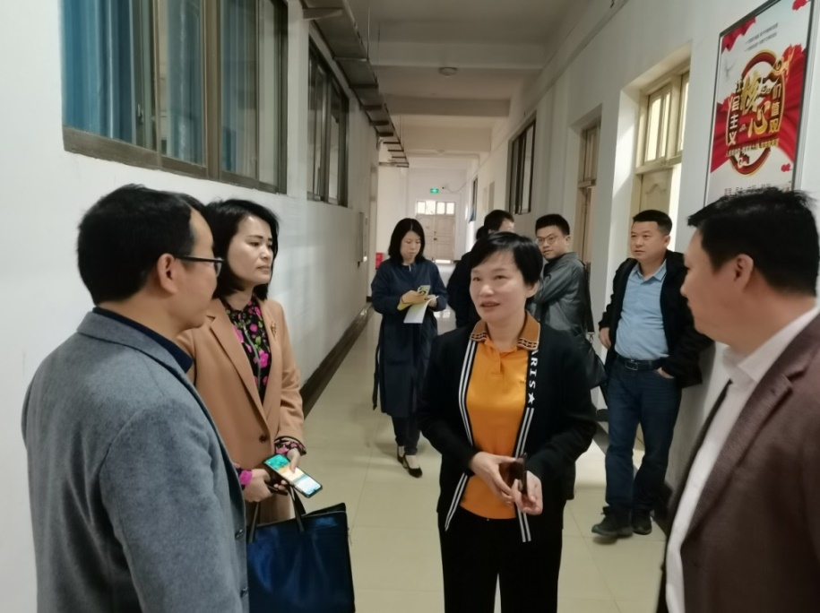 说明: D:\教学办文档\教学办公室(2016.9-2018.11)\教学通讯\数统公司2021年春教学通讯\党委书记闫英姿到数统公司听课新闻稿\IMG_20210426_084106.jpg